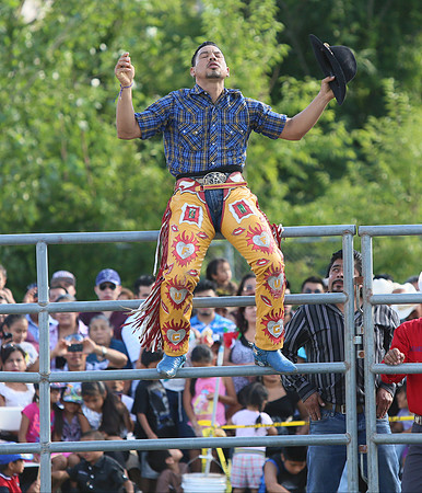 El Grenas prays before his bull ride.